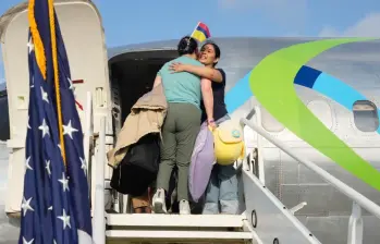 Este martes partió el primer vuelo con las personas que se “autodeportaron” de Estados Unidos. FOTO: Tomada de X @Sec_Noem