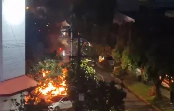 El incendio fue captado por edificios aledaños al supermercado. Foto: Captura de video suministrado a EL COLOMBIANO