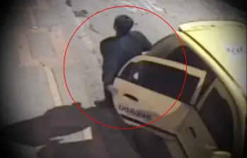 El momento quedó registrado por cámaras de seguridad, tras subir inicialmente como pasajero y no encontrar al conductor, el hombre ocupó el puesto al volante y se llevó el taxi. Foto: Captura de video