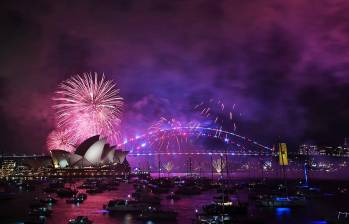 Los “fuegos artificiales familiares” iluminan la Ópera y el Puente del Puerto de Sídney, tres horas antes del espectáculo principal a medianoche en Sídney la víspera de Año Nuevo del 31 de diciembre de 2024. (Foto de Saeed KHAN / AFP)