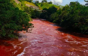 ¿El río Medellín se tiñó de rojo? Hay videos, pero las autoridades no encontraron nada