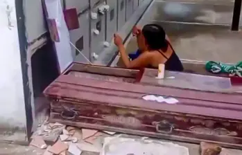 Así fue como una mujer en Santander profanó una tumba para bañar y vestir a un difunto. FOTO: Colprensa - Vanguardia