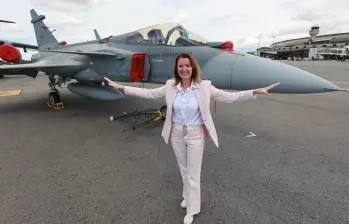 Adelante, la piloto de combate Anna Dellham. Atrás, el “caza” Gripen E de la Fuerza Aérea Brasilera. De estos aviones compraría Colombia a Suecia. FOTO Manuel Saldarriaga