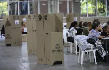 Mesas vacías y con poca o nula participación fue la tendencia en Medellín y Antioquia, así lo demuestra el puesto de votación de Plaza Mayor, uno de los puntos que alberga parte importante del censo electoral del distrito. Foto: Camilo Suárez - EL COLOMBIANO
