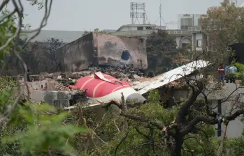 Personas permanecen junto a los restos del accidente aéreo de Air India, en Ahmedabad del estado de Gujarat, en el oeste de India, el 13 de junio de 2025. El Gobierno indio ha iniciado una investigación formal sobre el trágico accidente aéreo de Air India ocurrido el jueves, confirmó el viernes el ministro de Aviación Civil del país, Ram Mohan Naidu, en una publicación en las redes sociales. Imagen tomada de agencia Xinhua 
