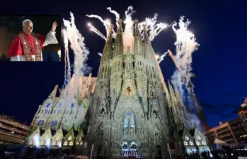 La cruz que corona la torre fue iluminada por primera vez en la historia del templo. FOTO: GETTY