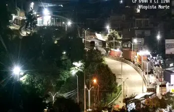 Así lucía la autopista Norte, en el sector de Zamora, en la madrugada de este viernes. Decenas de vehículos quedaron represados por el deslizamiento en la autopista Medellín - Bogotá. FOTO: Tomada de X @sttmed