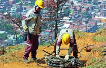 En la parte baja del cerro Pan de Azúcar, la Secretaría de Seguridad de Medellín lideró el desmantelamiento de una invasión. FOTO: Cortesía 