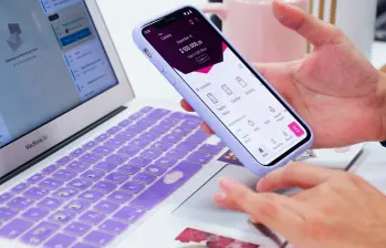 Enviar plata desde el celular ya es parte del día a día. Entre 2021 y 2025, el uso de internet y aplicaciones móviles pasó del 35,7 % al 66,6 % de las operaciones del sistema financiero, lo que también ha traído diferentes situaciones, como errores al enviar plata. FOTO: Nequi