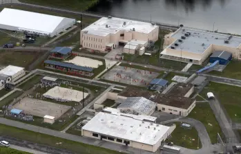El centro de detención de migrantes “Alcatraz de los Caimanes” en Florida, Estados Unidos, se encuentra rodeado de una zona de manglares y pantanos, cuyo único acceso es por una carretera. FOTO: GETTY