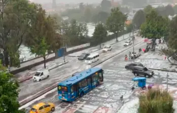 Así luce un sector del norte de Bogotá en medio de la fuerte granizada de este viernes. FOTO: Captura de video