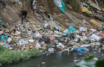 La quebrada La Iguaná, es una de las afectadas por escombros y basuras que se arrojan. FOTO Esneyder Gutiérrez 