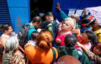 La Policía tuvo que enviar uniformados al servicio farmacéutico de Savia Salud para controlar a la multitud. FOTO: JULIO CÉSAR HERRERA