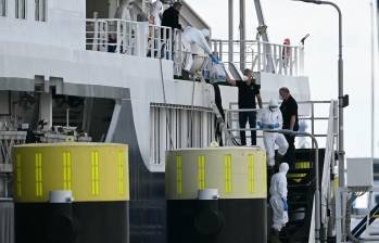 Un crucero golpeado por el mortal brote de hantavirus llega al puerto holandés de Rotterdam para su desinfección, poniendo fin a un viaje problemático que puso en alerta a las autoridades sanitarias internacionales. FOTO: AFP.