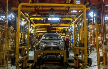 La industria manufacturera colombiana registró un crecimiento de 2% en su producción durante abril de 2026, impulsada por el desempeño de departamentos como Cundinamarca, Valle del Cauca y Antioquia, aunque el empleo continuó en terreno negativo. FOTO Camilo Suárez