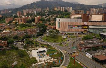 La glorieta de Mayorca, ubicada en los límites entre Sabaneta y Envigado, es uno de los puntos más críticos en materia de movilidad en el sur del Valle de Aburrá. FOTO: Manuel Saldarriaga 