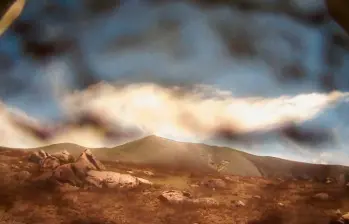 Momento exacto de la emisión de ceniza registrada este 3 de diciembre a la 1:14 p. m., y que fue captada por la cámara de monitoreo Lavas Rojas, ubicada al noroccidente del volcán y a 2,4 kilómetros del cráter. FOTO: Tomada de X @sgcol