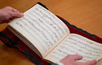 Este es el cuaderno donde está el manuscrito inédito de Mozart. FOTO: Radio France