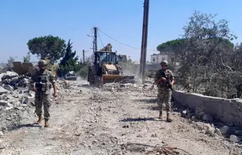 El ejército libanés anunció este 21 de julio que ha comenzado a desplegarse en una zona del sur, una de las tres “zonas piloto” delineadas en el acuerdo con Israel para desarmar a Hezbolá. El anuncio se produjo durante la visita del presidente libanés a Washington —patrocinadora del acuerdo con Israel— para reunirse con su homólogo estadounidense. Foto: AFP
