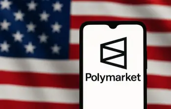 De fondo, la bandera de Estados Unidos, y de frente, un celular con la aplicación de Polymarket. FOTO: GETTY