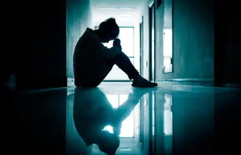 La OMS describe la soledad como el sentimiento doloroso que surge de la brecha entre las conexiones sociales deseadas y las reales, mientras que el aislamiento social se refiere a la falta objetiva de conexiones sociales suficientes. FOTO Getty
