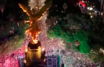 El Ángel de la Independencia se vistió de fiesta tras el triunfo de México sobre Ecuador. FOTO: Captura