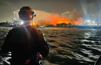 Las llamas consumieron gran parte de los restaurantes El Proveedor y El Carmen en el barrio Las Flores, en Barranquilla. Bomberos trabajaron durante más de tres horas para controlar el incendio. FOTO: Alcaldía de Barranquilla. 