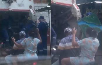 Después de percatarse de que se habían llevado la maqueta, la mamá tomó una moto y se fue detrás del camión de la basura para recuperar la tarea de su hijo del colegio. FOTO: CAPTURA VIDEO REDES SOCIALES