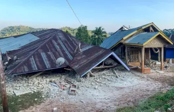 Así quedó una de las edificaciones afectadas tras el terremoto de magnitud 7,7 que sacudió la isla de Flores, Indonesia. FOTO: AFP.