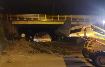 Desde horas de la noche se está trabajando en la remoción de material en diferentes puntos de la vía al Llano. Foto: Coviandina