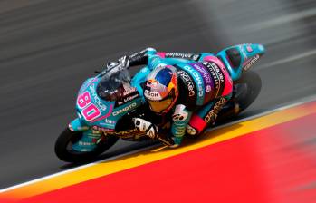 El piloto colombo-español David Alonso tiene 97 puntos de diferencia en la general del mundial de Moto 3 con su inmediato perseguidor, el español Daniel Holgado. FOTO: GETTY