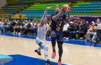 Jared Ruiz (uniforme oscuro), quien en la pasada temporada de la Basketball Champions League Americas (BCL), jugó con el Real Estelí de Nicaragua, es uno de los refuerzos de Paisas para la presente edición del torneo internacional. FOTO: EL COLOMBIANO 