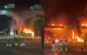 El incendio consumió parte de las casetas del peaje Bicentenario y obligó al cierre total de la vía entre Guaduas y Honda. FOTO: captura de video. 