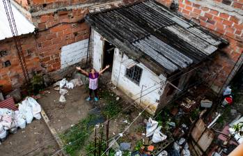 Esta es la casa de Doña Erminia, ubicada en el barrio Belén Aguas Frías, en Medellín. La vivienda se estaba cayendo, tenía huecos en el techo y era un peligro habitarla cuando llovía o temblaba. FOTO Julio herrera