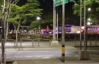En horas de la madrugada varios buses con indígenas llegaron a La Alpujarra. Foto: Captura de video 