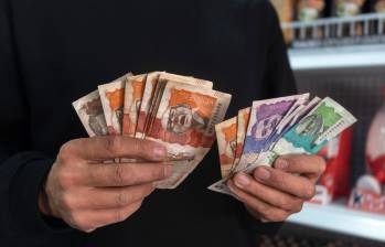 El salario mínimo es la base de referencia para más de 70 tarifas, servicios y costos en la economía colombiana, lo que amplifica el efecto de cualquier incremento. FOTO: GETTY