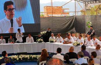 Mesa de diálogos Valle de Aburrá. En las fotos del lado están: arriba Lucía González y abajo Gloria Cuartas. FOTO Manuel Saldarriaga