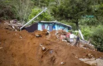 Descripción: Cientos de personas buscan a sus familiares y vecinos en la zona del desastre que deja al menos 23 personas muertas y daños en los barrios aledaños y familias damnificadas. Lugar: El Pinar, Altos de Oriente y Vereda Granizal de Bello. Fecha de evento: 24/06/2025. Foto: Esneyder Gutiérrez Cardona.