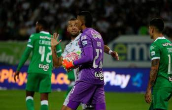 La falta dentro del área de Kevin Mier sobre Leonardo Pico terminó por inclinar la balanza hacia el equipo local. FOTO COLPRENSA