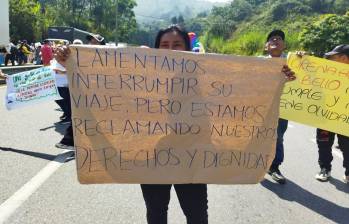 Una de las manifestantes exhibe un cartel durante las protestas. FOTO: Imagen tomada de redes sociales