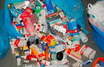 Si usted tiene medicamentos en casa que ya no usa o que están vencidos, deposítelos en un bote azul. Foto: Cortesía.