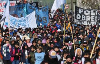 Para el nuevo presidente de Argentina, Javier Milei, es muy importante buscar las medidas necesarias para evitar que las manifestaciones sociales en el país, trasciendan a graves problemas de orden público. FOTO: AFP