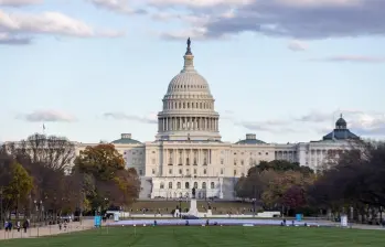El Senado de Estados Unidos había aprobado un paquete presupuestario bipartidista con el objetivo de poner fin al cierre gubernamental más largo de su historia, que alcanzó los 43 días. FOTO: Xinhua