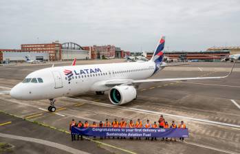 Latam adquirió 100 aviones A320Neo. El de la imagen es el número 18 que despegará desde Toulouse, Francia, utilizando SAF, un combustible que aporta a la reducción de las emisiones de carbono. FOTO cortesía latam