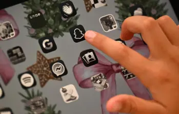 Psicólogos escolares insisten en que, sin acompañamiento adulto y educación emocional, con la prohibición el problema no solo persiste, sino que se amplía. FOTO AFP