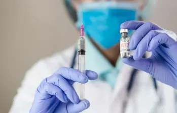 La respuesta inmunológica frente a la covid-19 disminuye con el tiempo, lo que refuerza la importancia de los refuerzos vacunales. FOTO Depositphotos