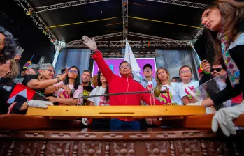 Cuando radicó la fallida consulta, Petro desenvainó la espada de Simón Bolívar y antepuso la bandera “de la guerra a muerte” del Libertador. Ahora su ofensiva incluye huelgas y paro nacional. FOTO PRESIDENCIA