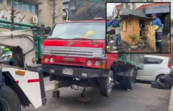Adelante, uno de los “cambuches” desmontados por funcionarios de la Alcaldía. Atrás, un camión inmovilizado. FOTO: Cortesía