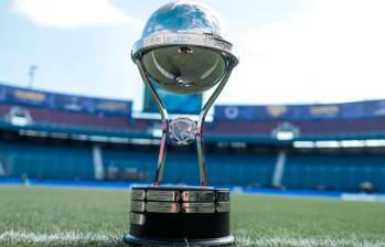 El trofeo de la Copa Sudamericana. FOTO: X Sudamericana