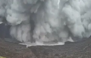 El volcán Taal, situado a unos 70 kilómetros de Manila, permanece bajo vigilancia permanente por ser uno de los sistemas volcánicos más activos y peligrosos de Filipinas. FOTO: Captura de video @PhilippineStar vía X.